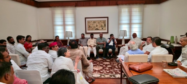संसद के मानसून सत्र के दौरान संसद भवन स्थित मल्लिकार्जुन खरगे के कक्ष में आयोजित इंडिया गठबंधन के फ्लोर नेताओं की बैठक में शामिल नेता। संसद के मानसून सत्र के दौरान संसद भवन स्थित मल्लिकार्जुन खरगे के कक्ष में आयोजित इंडिया गठबंधन के फ्लोर नेताओं की बैठक में शामिल नेता।