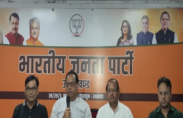 दरीनाथ-केदारनाथ मंदिर समिति (बीकेटीसी) के अध्यक्ष हेमंत द्विवेदी भाजपा मुख्यालय में पत्रकारों से बातचीत करते हुए। दरीनाथ-केदारनाथ मंदिर समिति (बीकेटीसी) के अध्यक्ष हेमंत द्विवेदी भाजपा मुख्यालय में पत्रकारों से बातचीत करते हुए।