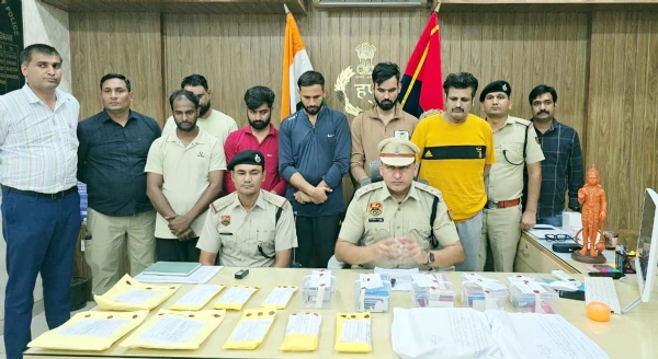 गुरुग्राम पुलिस की गिरफ्त में ठगी के लिए बैंक खाते उपलब्ध कराने के आरोपी। गुरुग्राम पुलिस की गिरफ्त में ठगी के लिए बैंक खाते उपलब्ध कराने के आरोपी।