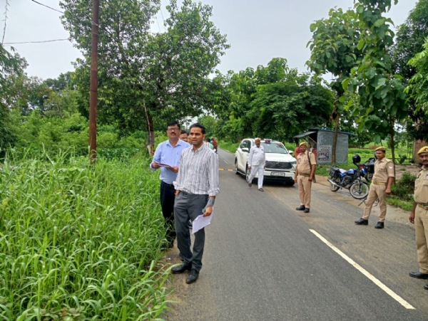फोटो जिलाधिकारीमौके पर निरीक्षण करते फोटो जिलाधिकारीमौके पर निरीक्षण करते