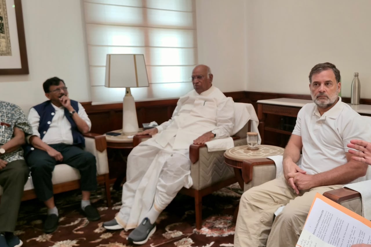 संसद के मानसून सत्र के दौरान संसद भवन स्थित मल्लिकार्जुन खरगे के कक्ष में आयोजित इंडिया गठबंधन के फ्लोर नेताओं की बैठक में शामिल नेता। संसद के मानसून सत्र के दौरान संसद भवन स्थित मल्लिकार्जुन खरगे के कक्ष में आयोजित इंडिया गठबंधन के फ्लोर नेताओं की बैठक में शामिल नेता।