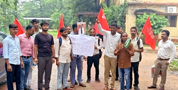 केंद्रीय शिक्षा मंत्री धर्मेंद्र प्रधान का पुतला दहन करते छात्र नेता केंद्रीय शिक्षा मंत्री धर्मेंद्र प्रधान का पुतला दहन करते छात्र नेता