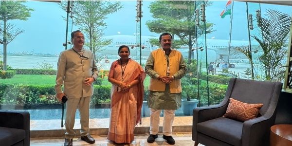 विदेशी यात्रा पर जाते केंद्रीय राज्य मंत्री निमुबेन बंभाणिया व सांसद टीम विदेशी यात्रा पर जाते केंद्रीय राज्य मंत्री निमुबेन बंभाणिया व सांसद टीम