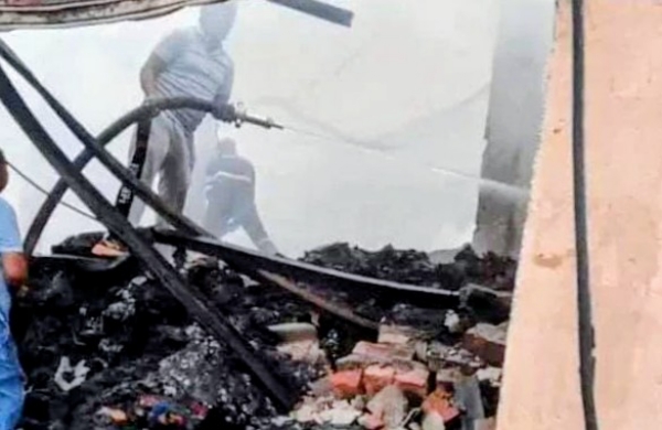 फैक्ट्री में लगी आग पर काबू पाते फायर ब्रिगेड कर्मचारी। फैक्ट्री में लगी आग पर काबू पाते फायर ब्रिगेड कर्मचारी।