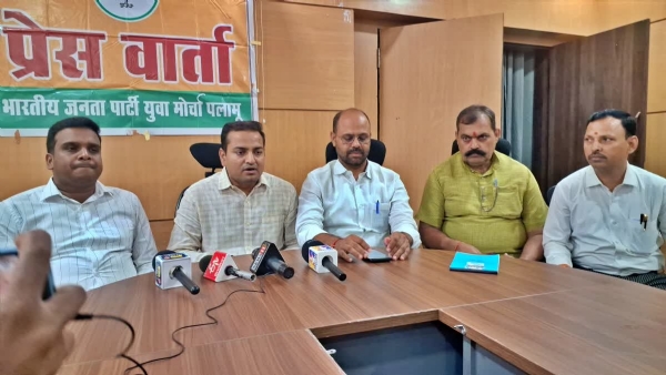 जानकारी देते विधायक एवं भाजपा जिला अध्यक्ष जानकारी देते विधायक एवं भाजपा जिला अध्यक्ष
