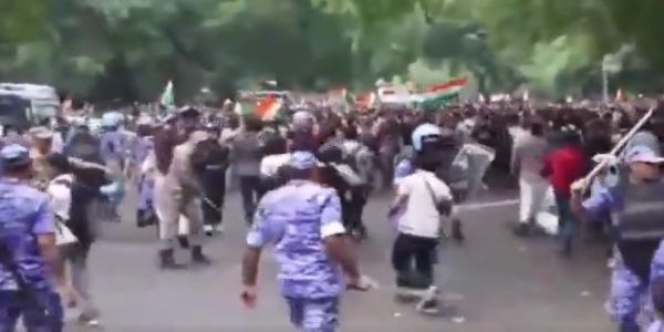संसद मार्च के दौरान जंतर-मंतर पर प्रदर्शनकारियों को रोकने के लिए पुलिस ने हल्का बल प्रयोग किया। संसद मार्च के दौरान जंतर-मंतर पर प्रदर्शनकारियों को रोकने के लिए पुलिस ने हल्का बल प्रयोग किया।