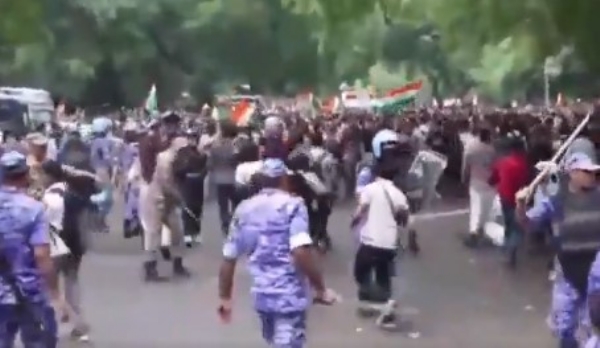 संसद मार्च के दौरान जंतर-मंतर पर प्रदर्शनकारियों को रोकने के लिए पुलिस ने हल्का बल प्रयोग किया। संसद मार्च के दौरान जंतर-मंतर पर प्रदर्शनकारियों को रोकने के लिए पुलिस ने हल्का बल प्रयोग किया।