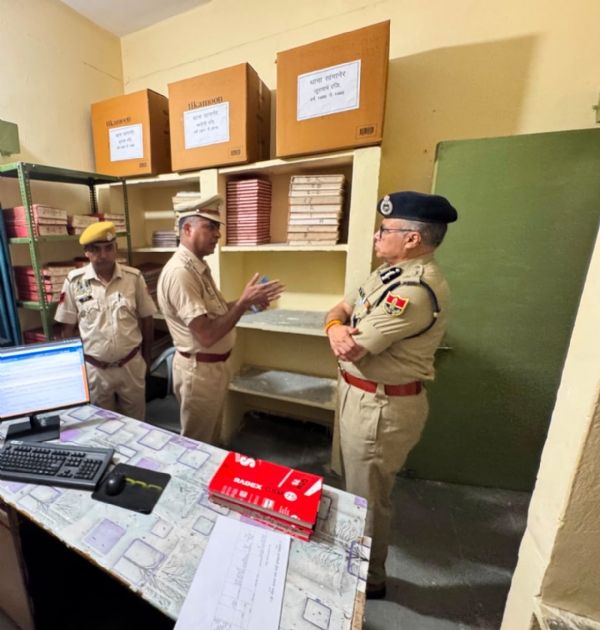 सांगानेर थाने पहुंचे डीजीपी: लंबित प्रकरणों के शीघ्र निस्तारण के दिए निर्देश सांगानेर थाने पहुंचे डीजीपी: लंबित प्रकरणों के शीघ्र निस्तारण के दिए निर्देश