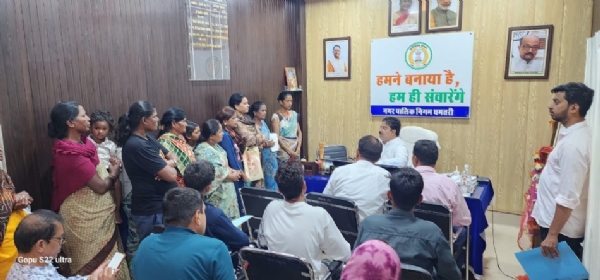 नगर निगम कार्यालय में डिपोपारा अटल आवास के रहवासियों की समस्याएं सुनते महापौर रामू रोहरा। नगर निगम कार्यालय में डिपोपारा अटल आवास के रहवासियों की समस्याएं सुनते महापौर रामू रोहरा।