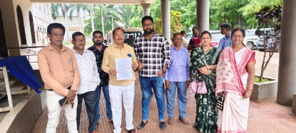 सोरम की शराब दुकान हटाने की मांग को लेकर कलेक्ट्रेट में ज्ञापन सौंपने पहुंचे चार ग्राम पंचायतों के सरपंच एवं अन्य जनप्रतिनिधि। सोरम की शराब दुकान हटाने की मांग को लेकर कलेक्ट्रेट में ज्ञापन सौंपने पहुंचे चार ग्राम पंचायतों के सरपंच एवं अन्य जनप्रतिनिधि।