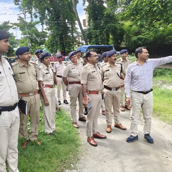 अररिया फोटो:एसपी जायजा लेते अररिया फोटो:एसपी जायजा लेते