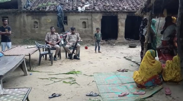 घर पर पहरा देता पुलिस घर पर पहरा देता पुलिस