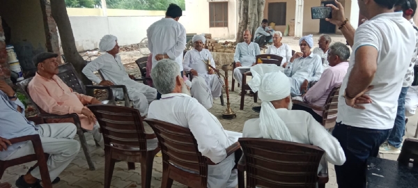 बैठक में भाग लेते हुए खाप प्रतिनिधि। बैठक में भाग लेते हुए खाप प्रतिनिधि।