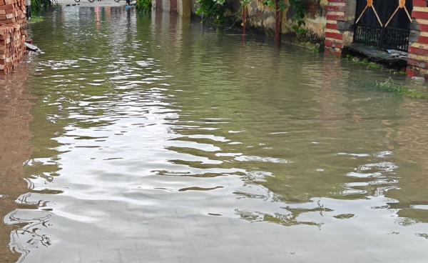 मुरादाबाद के सिविल लाइन क्षेत्र स्थित एमडीए की कॉलोनी में भरा बारिश का पानी। मुरादाबाद के सिविल लाइन क्षेत्र स्थित एमडीए की कॉलोनी में भरा बारिश का पानी।