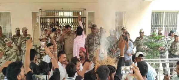 छात्र प्रदर्शन करते छात्र प्रदर्शन करते