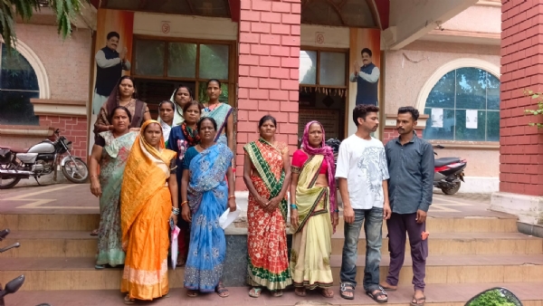नगर निगम कार्यालय के बाहर खड़े हुए हितग्राही। नगर निगम कार्यालय के बाहर खड़े हुए हितग्राही।