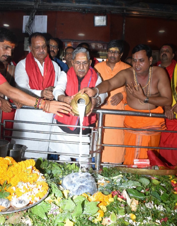 नागालैंड के राज्यपाल नंद किशोर यादव ने बाबा हरिहरनाथ मंदिर में की पूजा-अर्चना नागालैंड के राज्यपाल नंद किशोर यादव ने बाबा हरिहरनाथ मंदिर में की पूजा-अर्चना