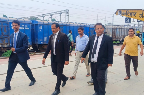 निरिक्षण करते हुए जिला जज निरिक्षण करते हुए जिला जज