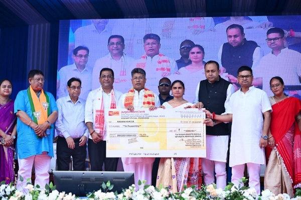 धिंग में कृषि मंत्री पीयूष हजारिका लाभार्थियों को एमएमयूए योजना के तहत चेक वितरित करते हुए। धिंग में कृषि मंत्री पीयूष हजारिका लाभार्थियों को एमएमयूए योजना के तहत चेक वितरित करते हुए।