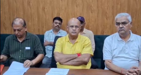 प्रेस कॉन्फ्रेंस के दौरान जानकारी देते विधायक अरूप चटर्जी बीच में प्रेस कॉन्फ्रेंस के दौरान जानकारी देते विधायक अरूप चटर्जी बीच में