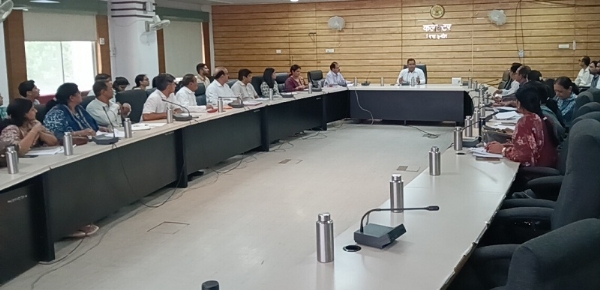 इंदौर में कलेक्टर ने ली समीक्षा बैठक इंदौर में कलेक्टर ने ली समीक्षा बैठक