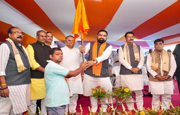 बिहार से सोमनाथ यात्रा पर जा रहे लोगों को ध्वज सौंपते मुख्यमंत्री सम्राट बिहार से सोमनाथ यात्रा पर जा रहे लोगों को ध्वज सौंपते मुख्यमंत्री सम्राट