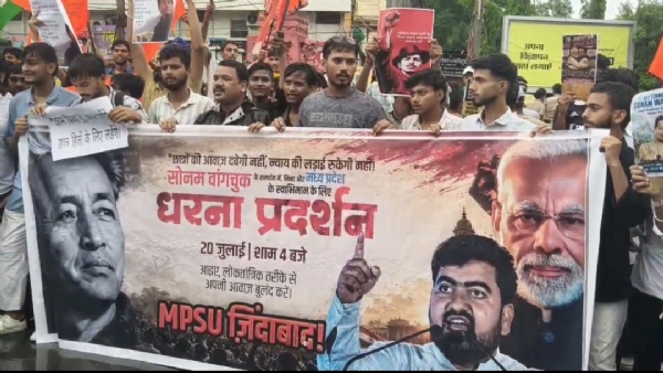जबलपुर: बरसते पानी में सोनम वांगचुक के समर्थन में काक्रोच पार्टी के युवाओं का प्रदर्शन, जबलपुर: बरसते पानी में सोनम वांगचुक के समर्थन में काक्रोच पार्टी के युवाओं का प्रदर्शन,