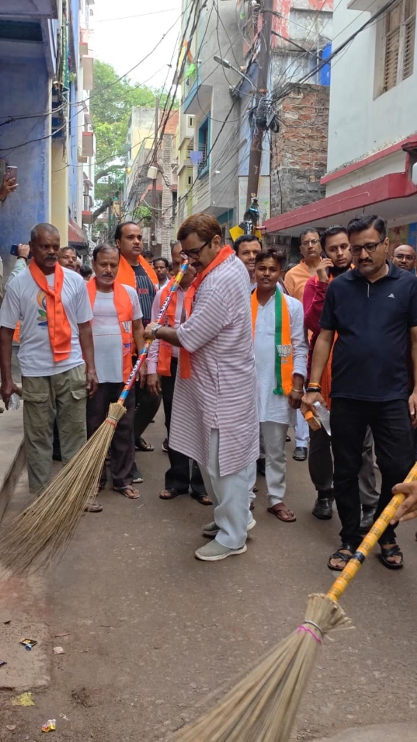 विधायक डॉ नीलकंठ तिवारी वार्ड कमलगढ़हा में विधायक डॉ नीलकंठ तिवारी वार्ड कमलगढ़हा में