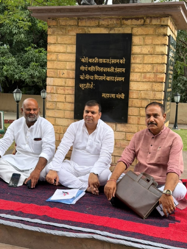 विधानसभा परिसर में धरने पर बैठे विधायक पंकज उपाध्याय विधानसभा परिसर में धरने पर बैठे विधायक पंकज उपाध्याय