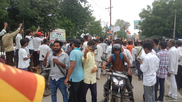 आंदोलन करते युवा आंदोलन करते युवा