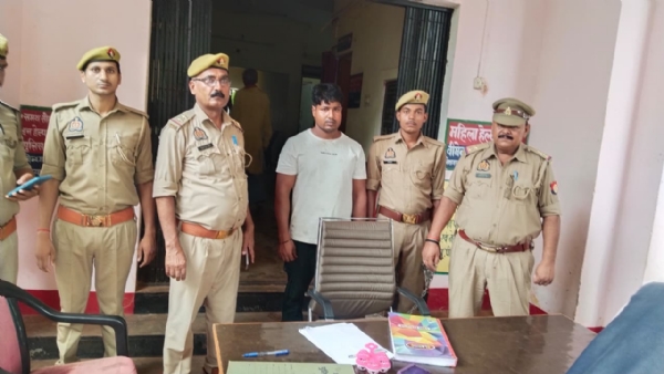 गिरफ्तार अभियुक्त के साथ पुलिस टीम गिरफ्तार अभियुक्त के साथ पुलिस टीम
