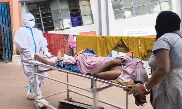 मरीज को अस्पताल ले जाते लोग मरीज को अस्पताल ले जाते लोग