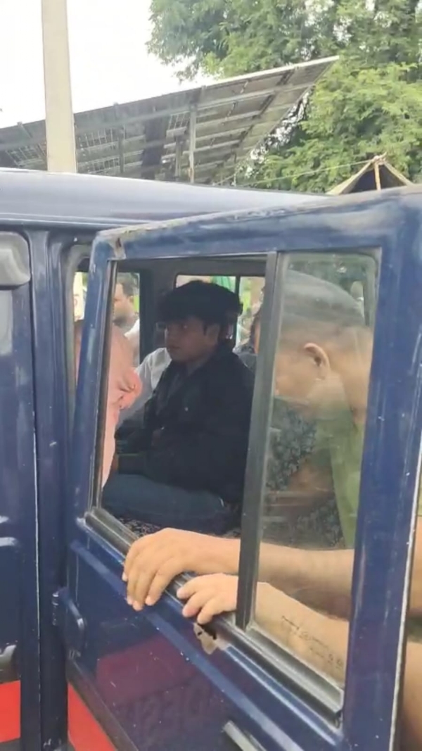 फर्जी इनकम टैक्स अधिकारी बना युवक पुलिस की गाड़ी में फर्जी इनकम टैक्स अधिकारी बना युवक पुलिस की गाड़ी में
