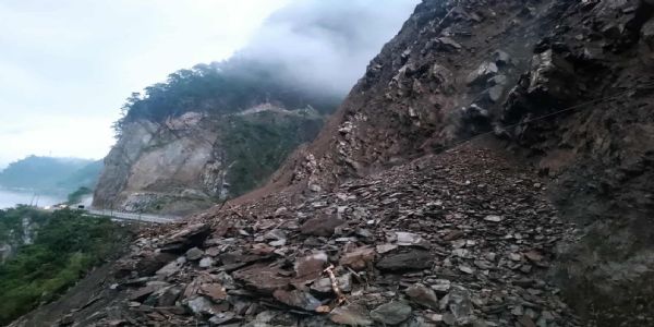भूस्खलन से राजमार्ग अवरुद्ध भूस्खलन से राजमार्ग अवरुद्ध