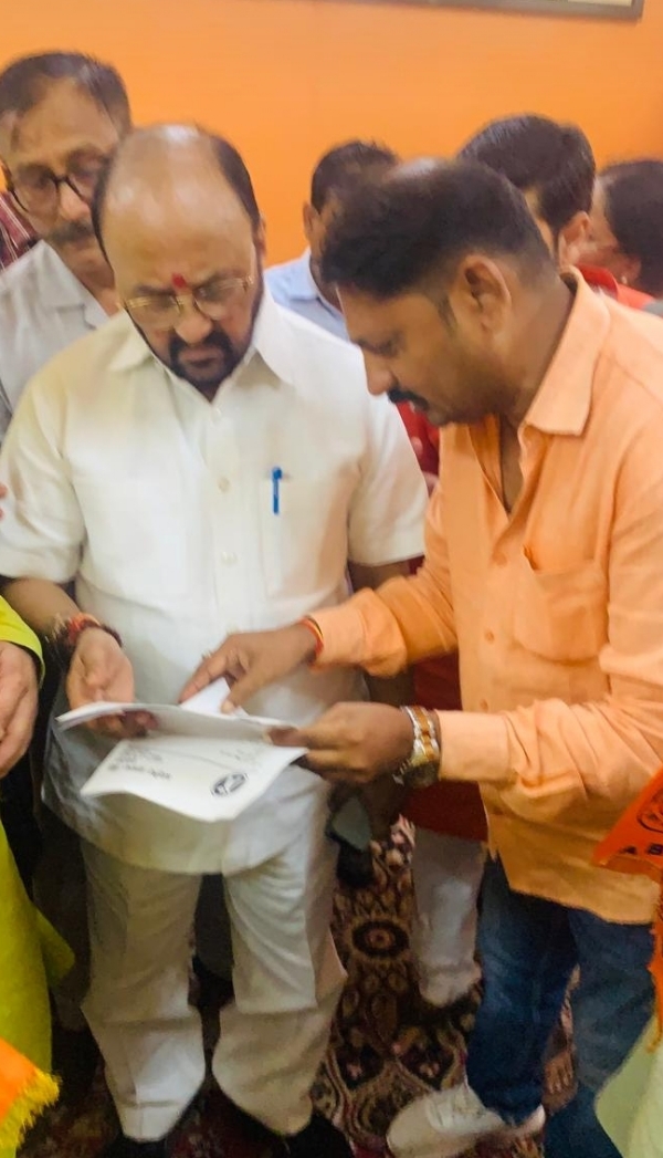 शिक्षा मंत्री को ज्ञापन सौंपते पूर्व छात्र नेता शिक्षा मंत्री को ज्ञापन सौंपते पूर्व छात्र नेता