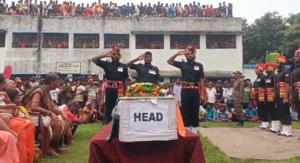 शाहिद को श्रद्धांजलि अर्पित करते सेना के अधिकारी व जवान शाहिद को श्रद्धांजलि अर्पित करते सेना के अधिकारी व जवान