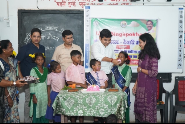 जन्मोत्सव कार्यक्रम में बच्चों संग केक काटकर उपायुक्त मनीष कुमार जन्मदिन मनाते जन्मोत्सव कार्यक्रम में बच्चों संग केक काटकर उपायुक्त मनीष कुमार जन्मदिन मनाते