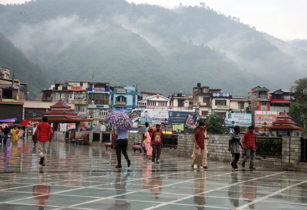 फोटोः बारिश के बीच मंडी शहर में गंतव्य तक जाते हुए लोग फोटोः बारिश के बीच मंडी शहर में गंतव्य तक जाते हुए लोग
