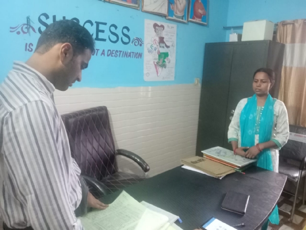 फोटो निरीक्षण करते जिलाधिकारी फोटो निरीक्षण करते जिलाधिकारी