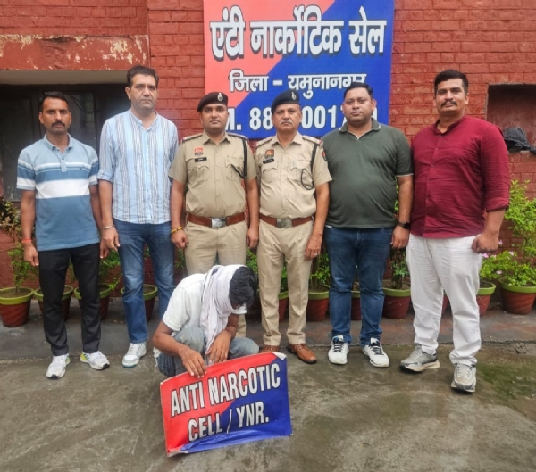 पुलिस द्वारा स्मैक के साथ गिरफ्तार किया गया आरोपी पुलिस द्वारा स्मैक के साथ गिरफ्तार किया गया आरोपी