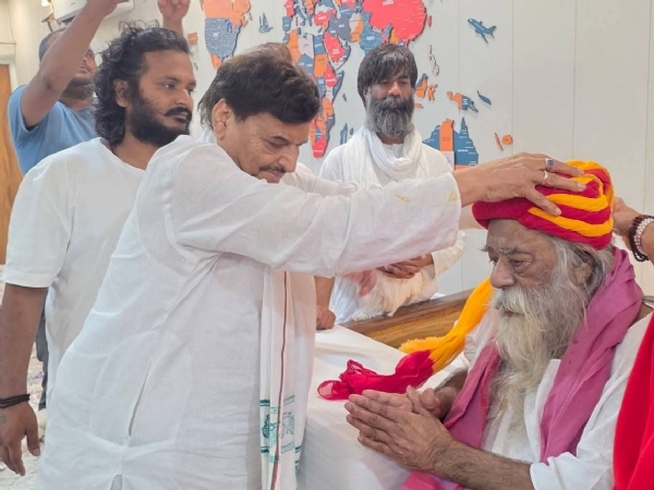 चुनार क्षेत्र के शक्तेशगढ़ स्थित परमहंस आश्रम में स्वामी अड़गड़ानंद महराज का आशीर्वाद लेते शिवपाल सिंह यादव। चुनार क्षेत्र के शक्तेशगढ़ स्थित परमहंस आश्रम में स्वामी अड़गड़ानंद महराज का आशीर्वाद लेते शिवपाल सिंह यादव।