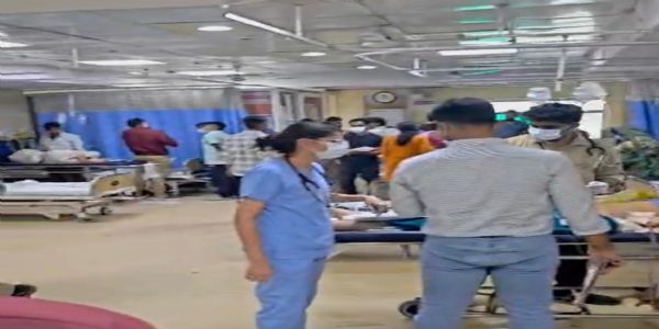 आरएमएल अस्पताल में घायलों का इलाज करते हुए चिकित्सक आरएमएल अस्पताल में घायलों का इलाज करते हुए चिकित्सक