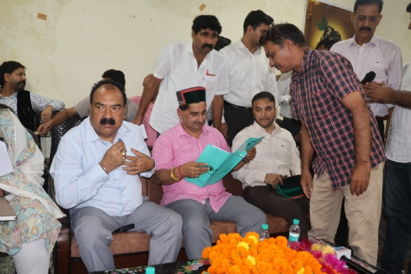 गगल एयरपोर्ट के प्रभावितों से मिलते हुए विधायक केवल पठानिया। गगल एयरपोर्ट के प्रभावितों से मिलते हुए विधायक केवल पठानिया।