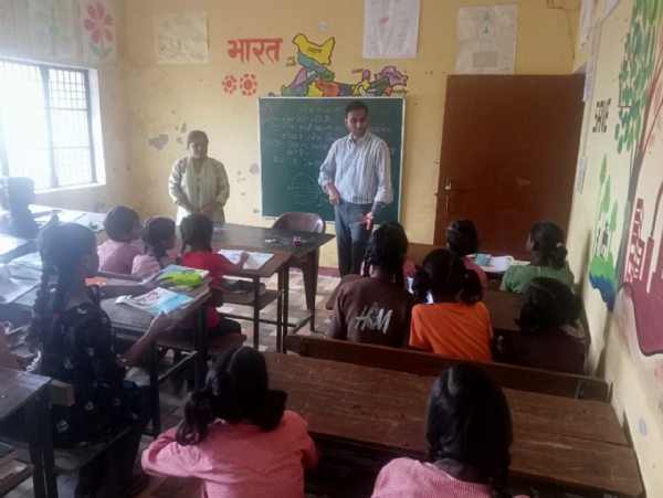 फोटो जिलाधिकारी पाठशाला लगाए फोटो जिलाधिकारी पाठशाला लगाए