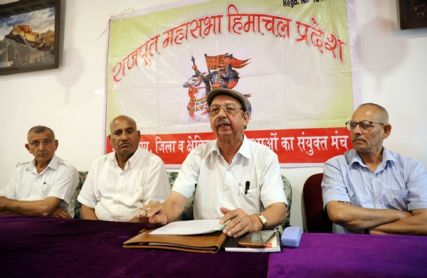पत्रकारों से बात करते हुए राजपूत महासभा के प्रदेशाध्यक्ष ई.केएस जमवाल। पत्रकारों से बात करते हुए राजपूत महासभा के प्रदेशाध्यक्ष ई.केएस जमवाल।