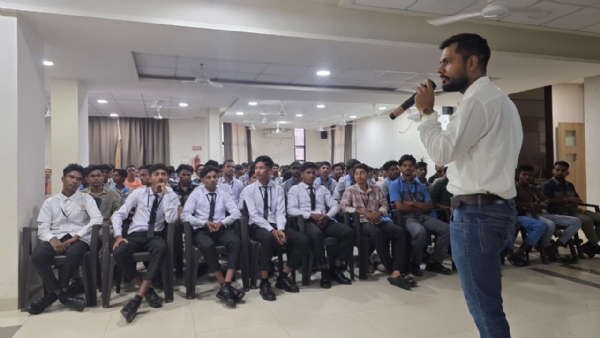 कार्यशाला में विद्यार्थियों को जानकारी देते हुए वित्तीय प्रशिक्षक पंकज कुशवाहा। कार्यशाला में विद्यार्थियों को जानकारी देते हुए वित्तीय प्रशिक्षक पंकज कुशवाहा।