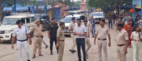 चंद्रचूर मंदिर का जज लेने पहुंचे डीएम और सीपी चंद्रचूर मंदिर का जज लेने पहुंचे डीएम और सीपी