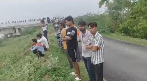 नहर किनारे जुटे ग्रामीण नहर किनारे जुटे ग्रामीण