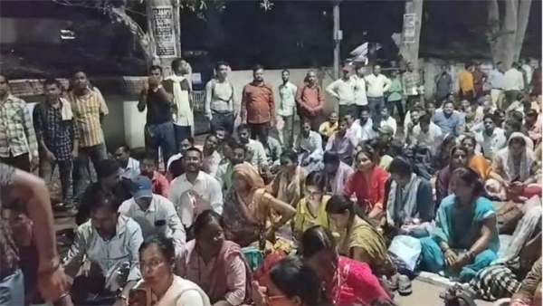 विद्यामितानों का स्कूल शिक्षा मंत्री के आवास का घेराव कर प्रदर्शन करते हुए विद्यामितानों का स्कूल शिक्षा मंत्री के आवास का घेराव कर प्रदर्शन करते हुए