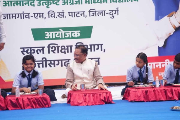 मुख्यमंत्री विष्णुदेव साय बच्चाें के साथ भाेजन करते हुए मुख्यमंत्री विष्णुदेव साय बच्चाें के साथ भाेजन करते हुए